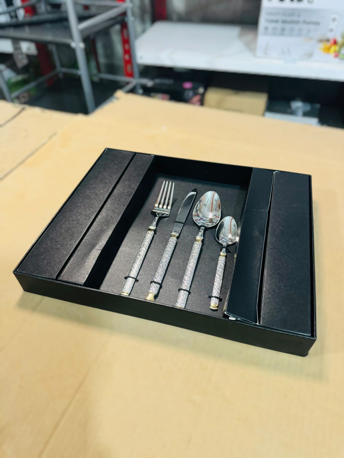 Embossed 2 Types Steel Cutlery Set